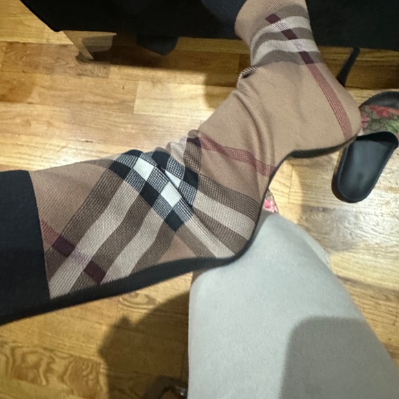 Burberry boots, worn once. It comes with the box, bag, authenticity card - Picture 3 of 10